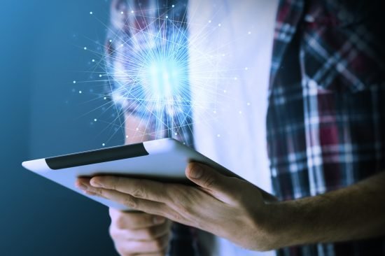 hombre-usando-una-tableta-para-trabajar-y-conectarse-con-otros